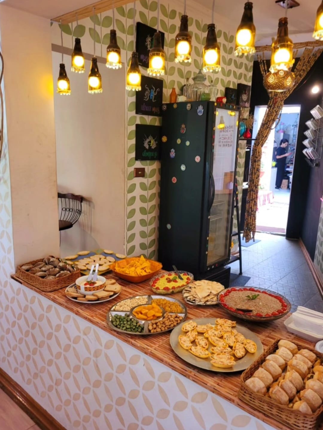 Balcão de antepastos com luminárias aconchegantes