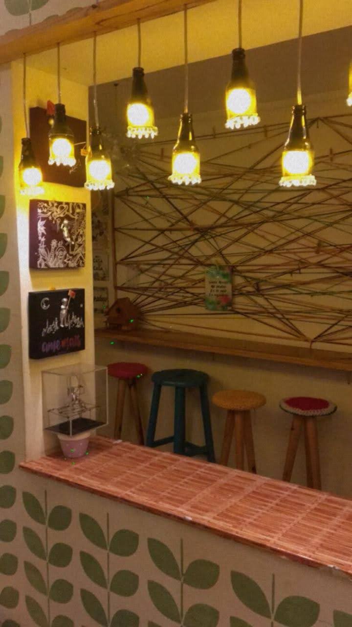 Balcão de bar iluminado com iluminação cênica estilo bistrô
