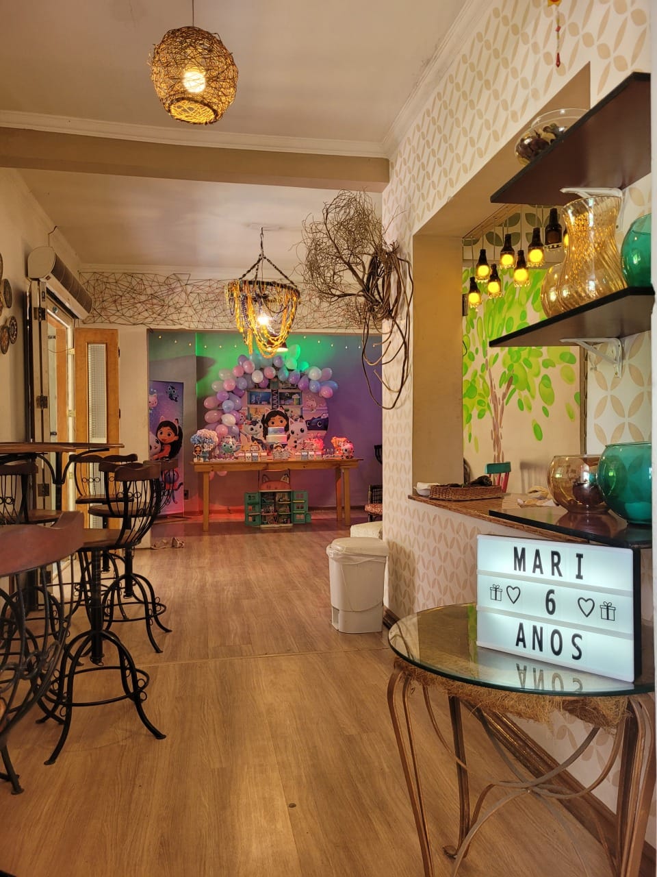 Salão decorado com mesa do bolo iluminada no Espaço Casinha de Rodas Butantã